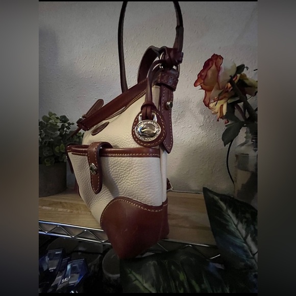 SOLD Dooney & Bourke AWL 2 crossbody letter carrier. Offers welcome! - Picture 5 of 10